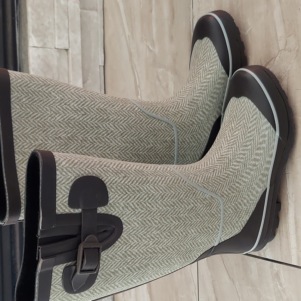 NWT stormy mountain rain boots